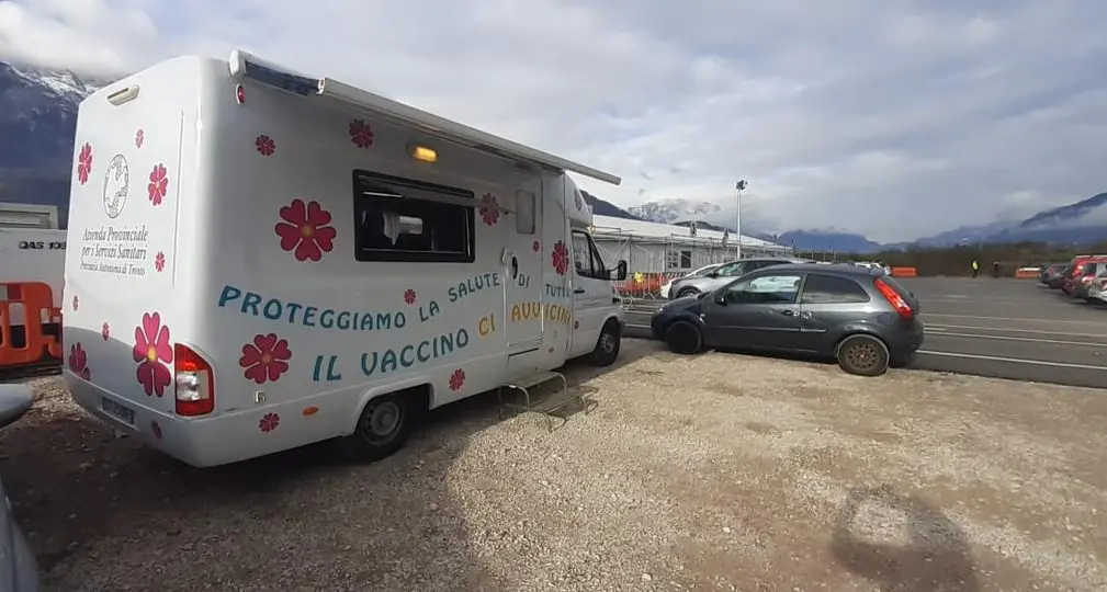 Scritte no-vax sui tendoni del centro vaccinale di Trento Sud, dura condanna dell’assessora Segnana