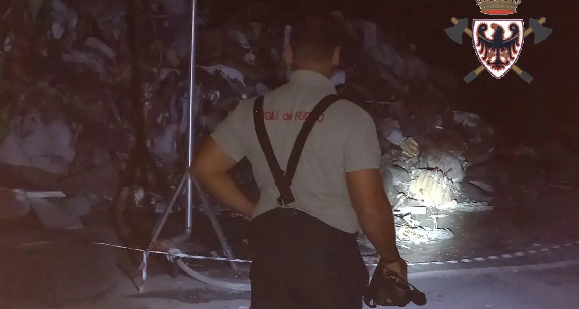 Incendio di Ischia Podetti, non è finita: ogni notte i resti guardati a vista dai pompieri