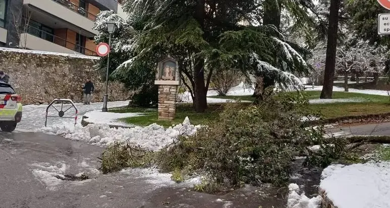 Nevicata a Trento, uomini e mezzi in azione dalle 4 del mattino. Attenzione alle strade scivolose