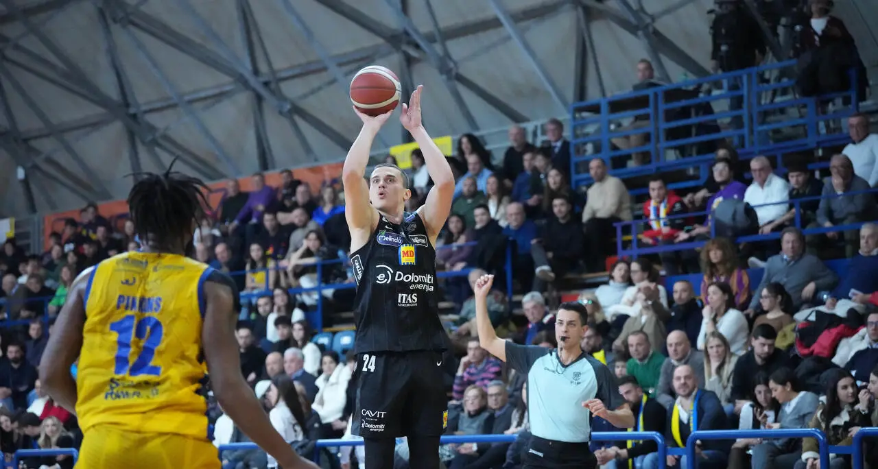 Con un finale da favola l’Aquila Basket fa un super regalo di compleanno al coach Molin