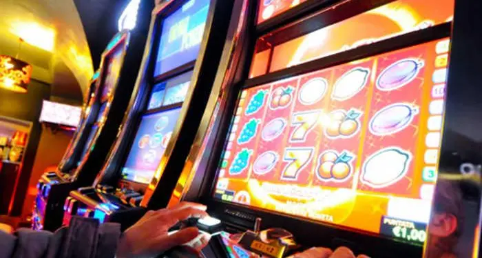 Urina sulla slot e poi distrugge il locale, danni per 50mila euro. Arrestato un 42enne residente a Tuenno