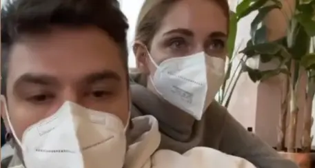 Chiara Ferragni e Fedez sui social: “Colpiti pure noi dal Covid, siamo positivi”