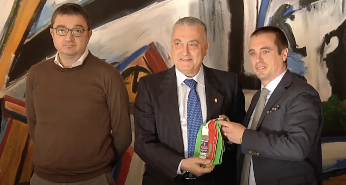 Lona Lases, il commissario Francini indossa la fascia tricolore