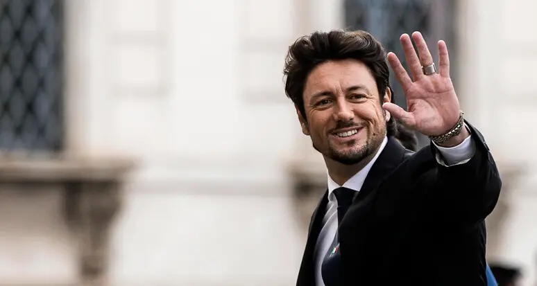 Il compagno di Giorgia Meloni sugli stupri: “\"Se non ti ubriachi, il lupo lo eviti\". Web contro Giambruno