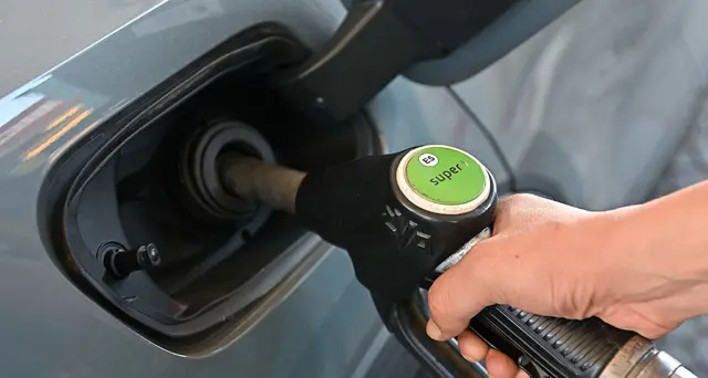 Pieno sempre più caro, carburanti in rialzo: benzina a 2,039 euro