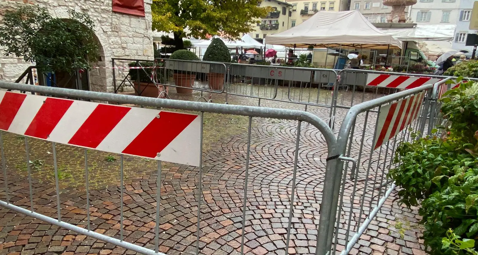 Cadono frammenti di sasso dalla Torre Civica, il Comune: è in fase di redazione il progetto di restauro». Cioé lavori la prossima primavera