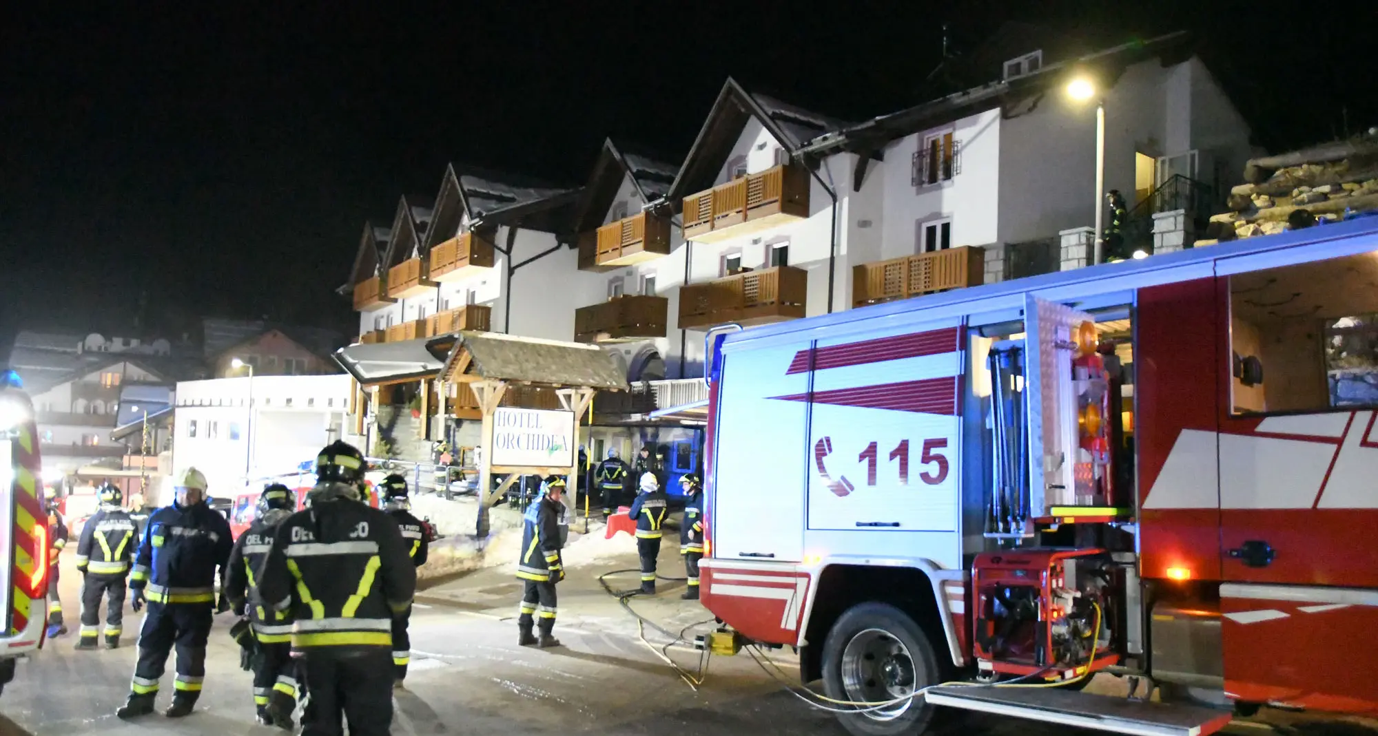 Paura nella notte al Passo del Tonale: incendio all'hotel Orchidea