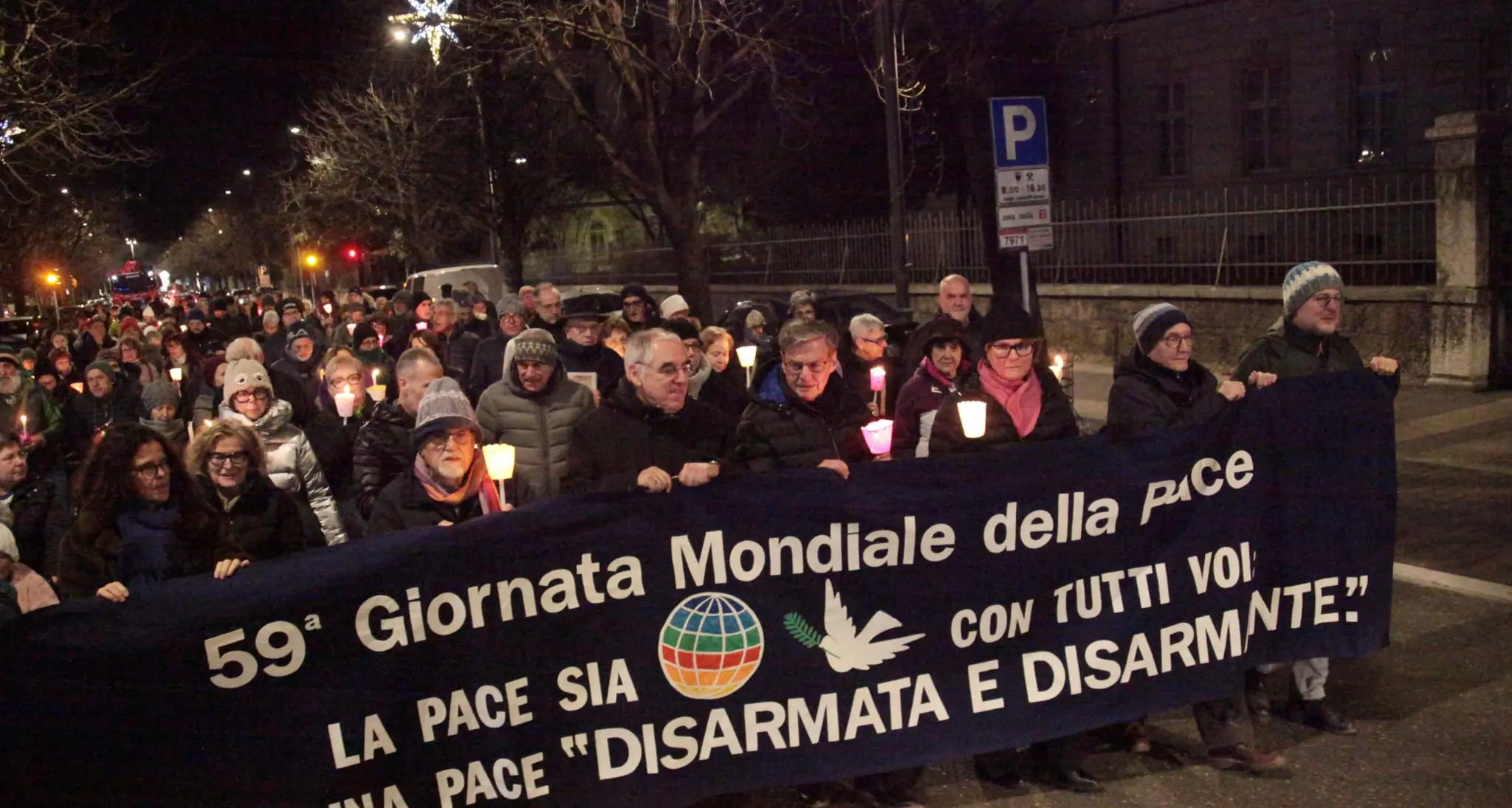 Rovereto celebra la Pace tra dialogo e preghiera, una folla alla fiaccolata accanto al vescovo Lauro Tisi