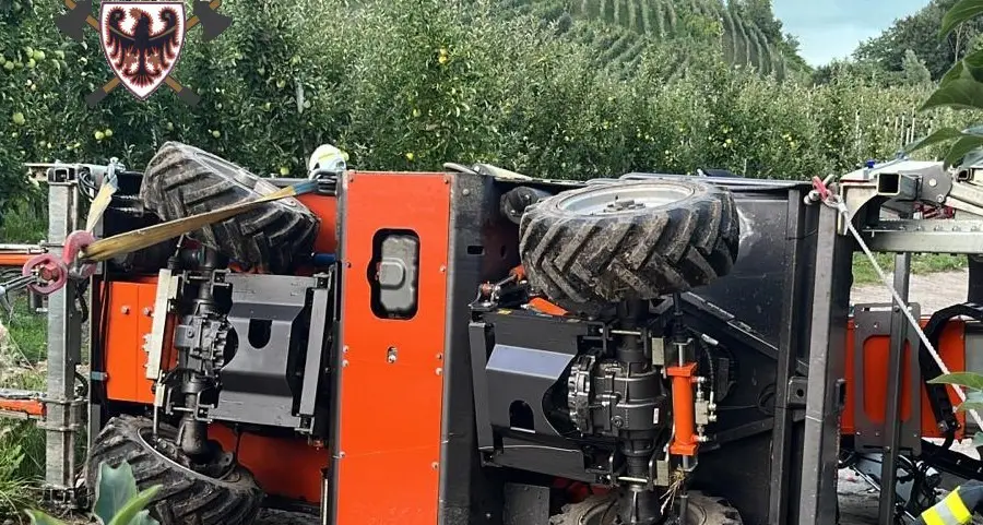 Infortunio nei campi di Cles: si ribalta un carro raccolta delle mele, due feriti