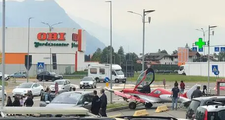 Bolzano, ultraleggero atterra in emergenza nel parcheggio di un supermercato