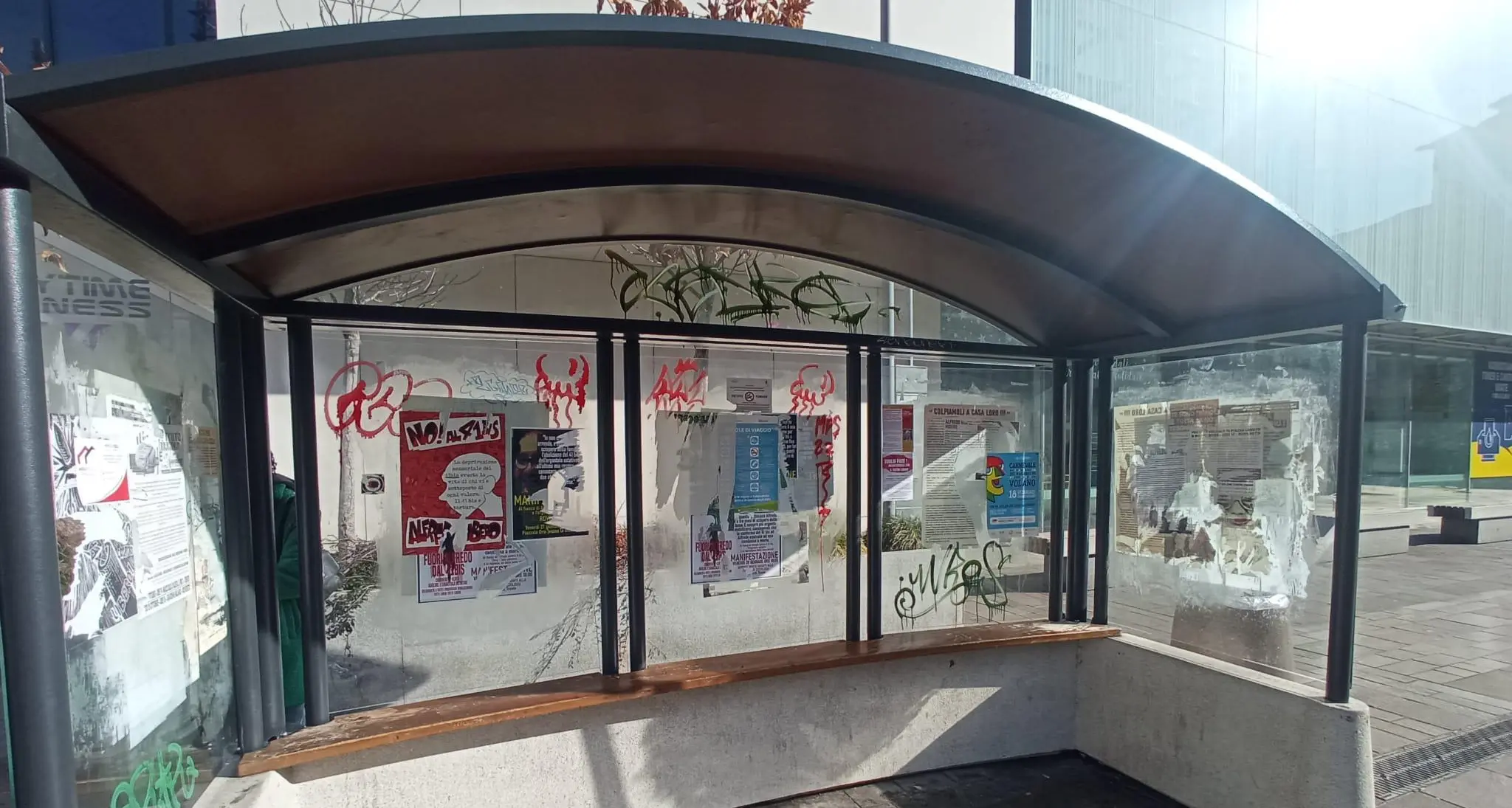 A Rovereto non c’è pace: «Graffiti, manifesti e sporcizia, salvate le nostre pensiline»