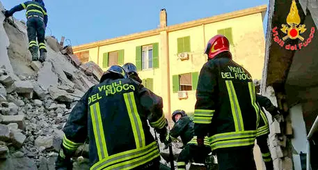Esplode un palazzo nel Casertano, estratta viva una donna di 74 anni