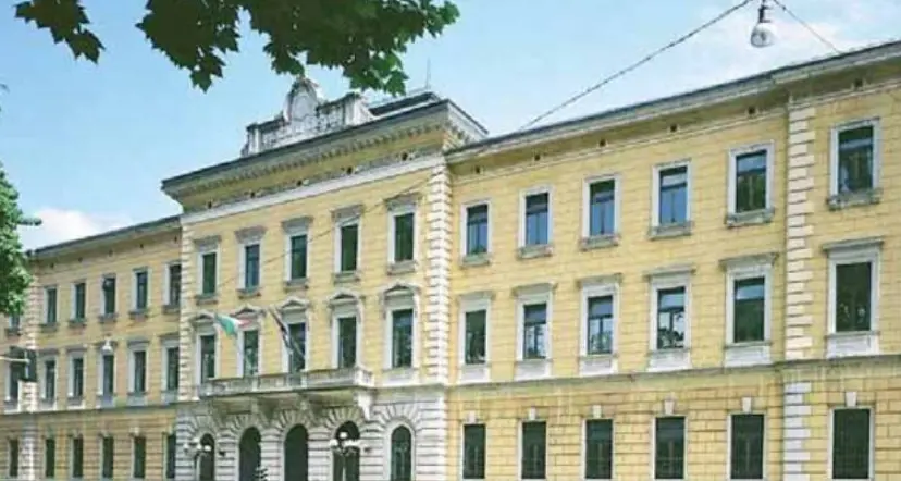 Psicologa perseguitata dal paziente che sfonda la vetrata dello studio