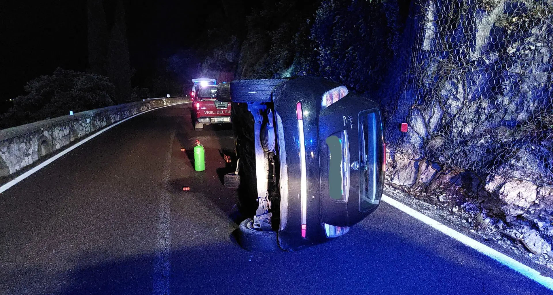 Paura sulla Gardesana: auto si rovescia in direzione Limone, ragazza portata in ospedale