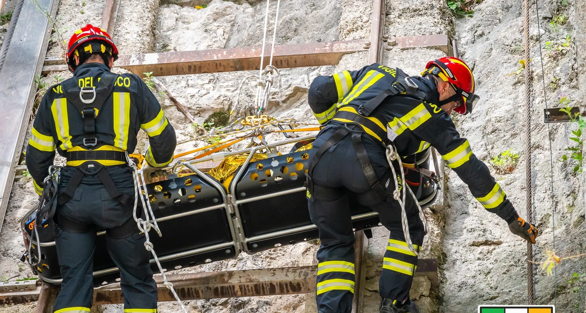 Mezzocorona: la manovra dei pompieri della Rotaliana alla centrale è spettacolare