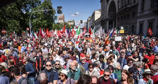 25 Aprile: corteo arriva in Duomo, decine di migliaia a Milano