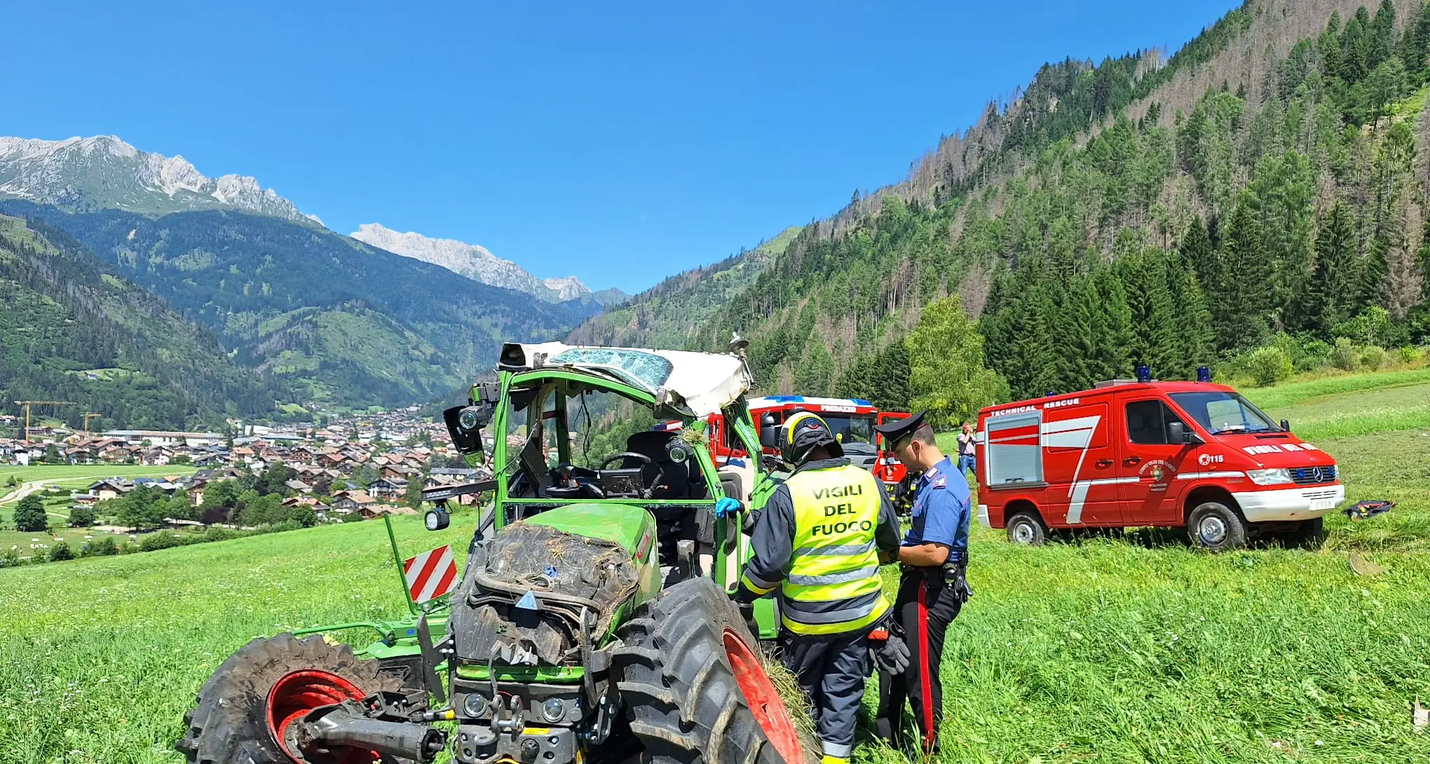 Il trattore si mette in moto, grave un ragazzo nei campi a Predazzo: salta giù dalla cabina, poi il mezzo si ribalta