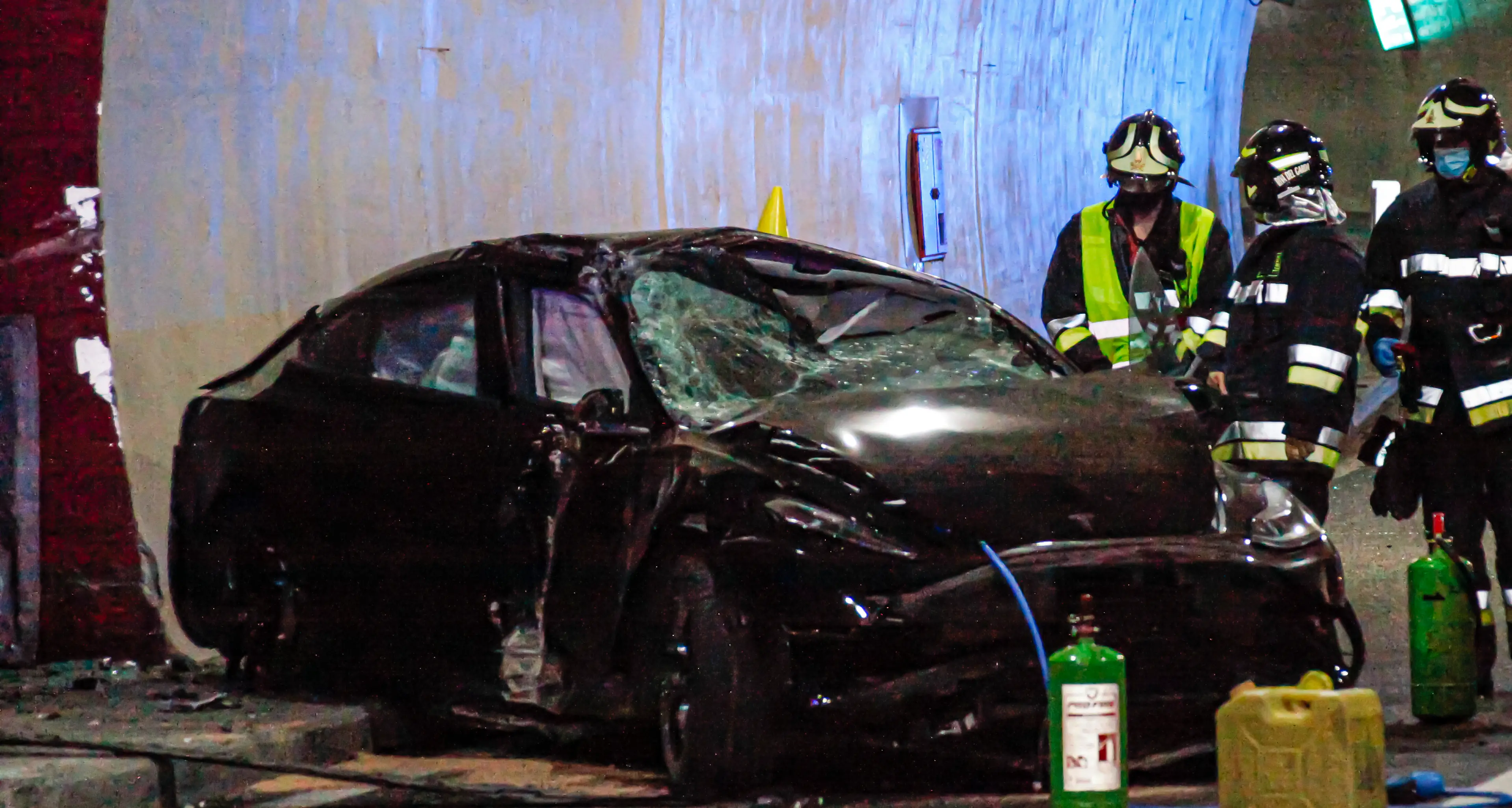 Riva: la lussuosa Tesla si schianta in galleria, feriti un ragazzo di Pinzolo e una ragazza di Torbole