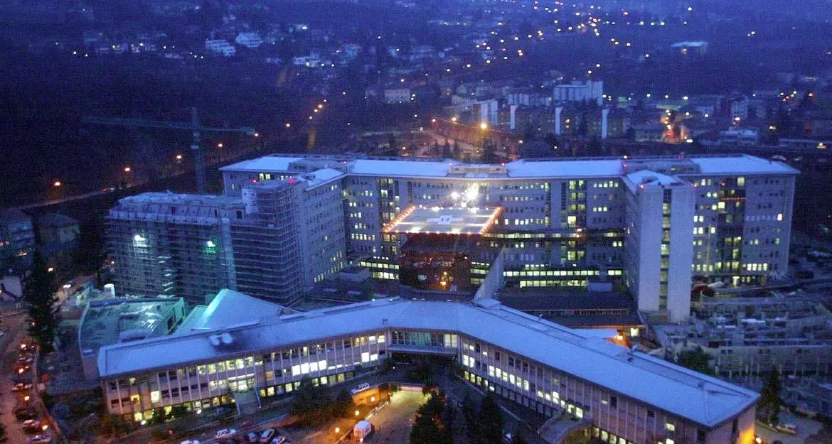 Ospedali sotto pressione: aumentati i posti letto, pazienti Covid anche nelle cliniche private, ed emergenza personale, fra sospesi e ammalati o in isolamento
