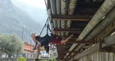 Regge o non regge? Verifiche \"acrobatiche\" alla passerella ciclo pedonale di Arco