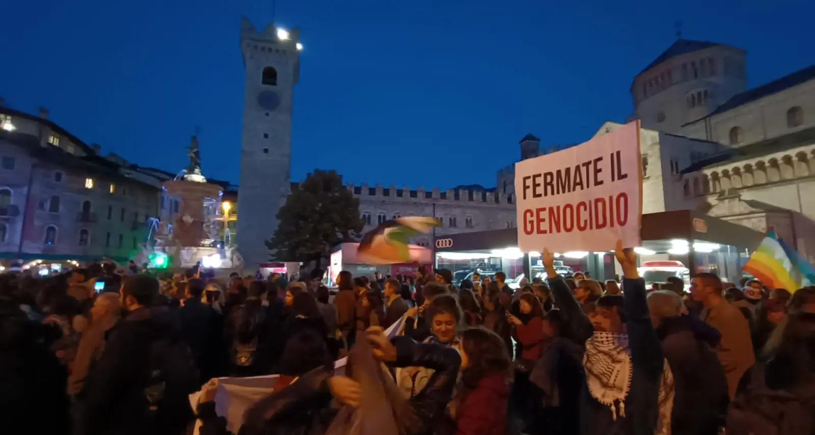 Manifestazione per Gaza, tantissimi in piazza a Trento con le bandiere della pace e della Palestina