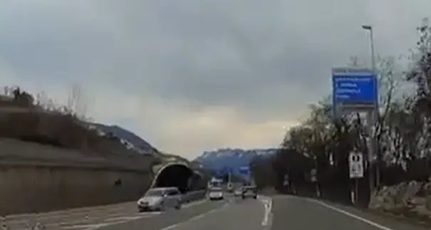 Tre auto una in fila all'altra escono dal tunnel di Martignano, ma in contromano