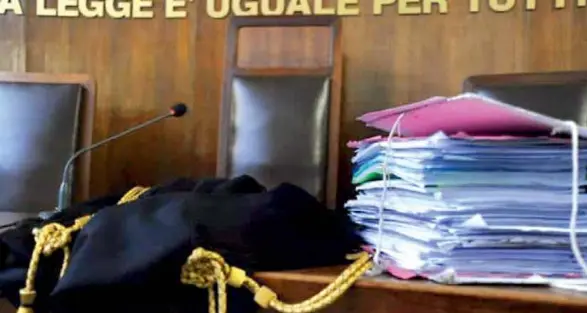 Minacce, offese e botte alla compagna davanti ai figli: condannato a 12 anni