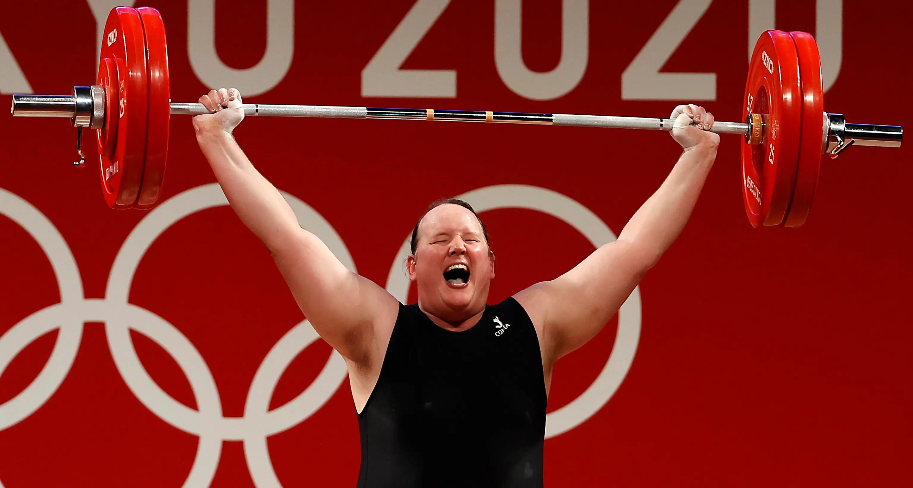 Laurel, la prima transgender in gara alle Olimpiadi (tra le proteste)