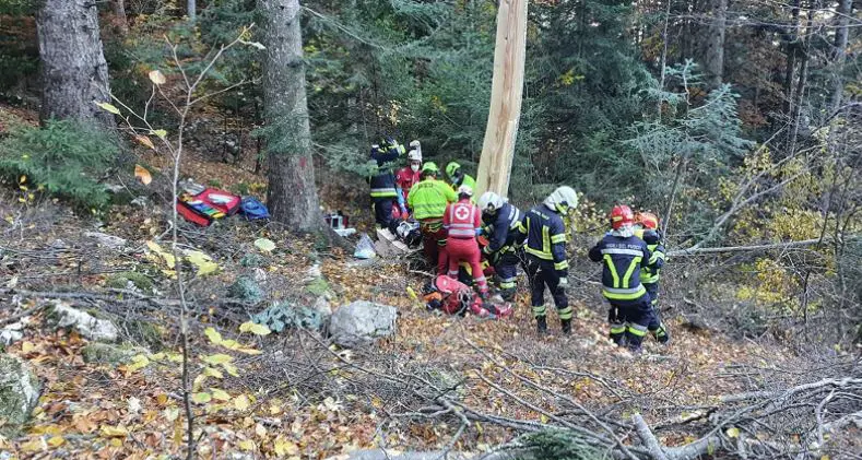 Infortunio nei boschi di Frassilongo: boscaiolo di Appiano scivola nella scarpata, ferito ad una gamba