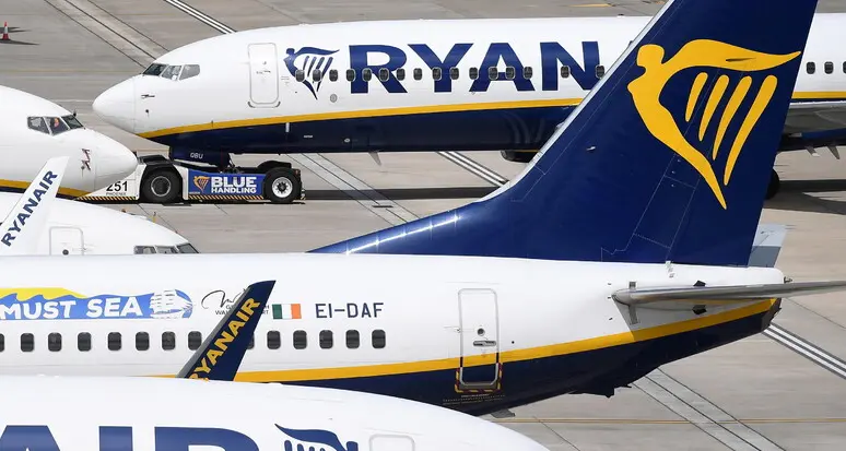 Fermati e multati per colpa del bagaglio a mano, la replica di Ryanair