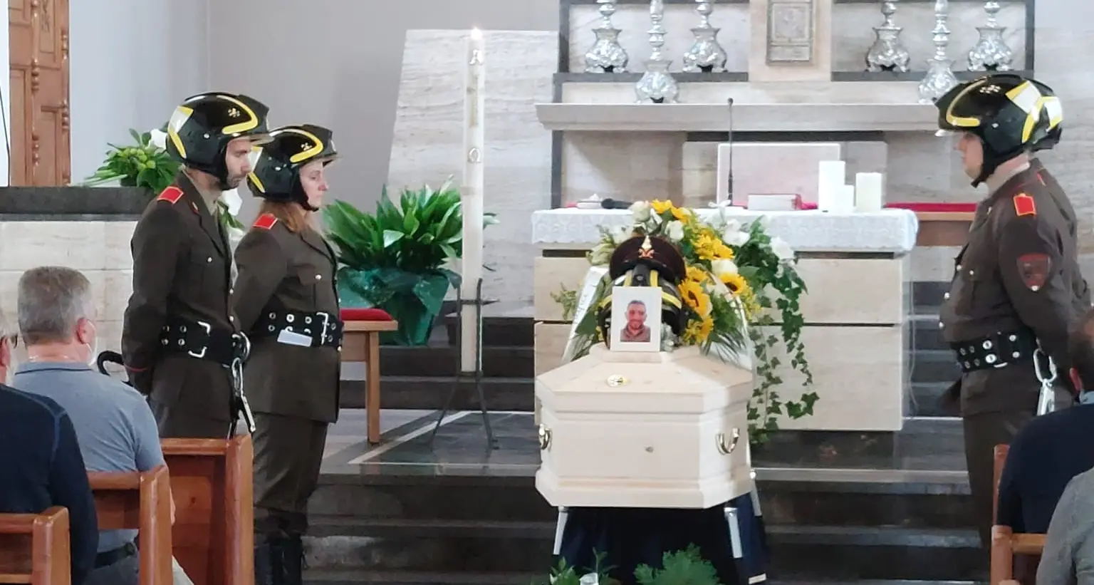 Ucciso dalla leucemia a soli 35 anni, l’ultimo saluto a Daniele: “Persona splendida, lascia un grande vuoto”
