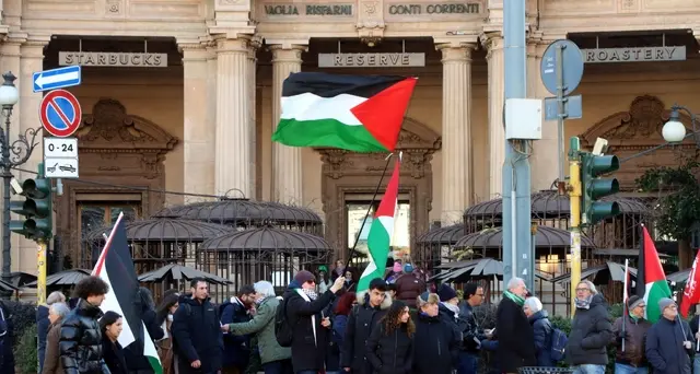 Milano: manifestanti pro Palestina davanti a Starbucks