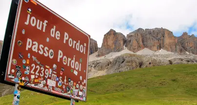 Ciclista urtata da un'auto sul Pordoi: portata al Santa Chiara in elicottero