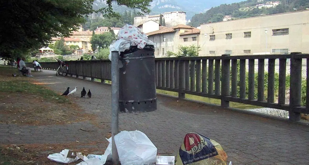 Rifiuti urbani, per l’Apt di Rovereto: «I cestini servono, non vanno rimossi»