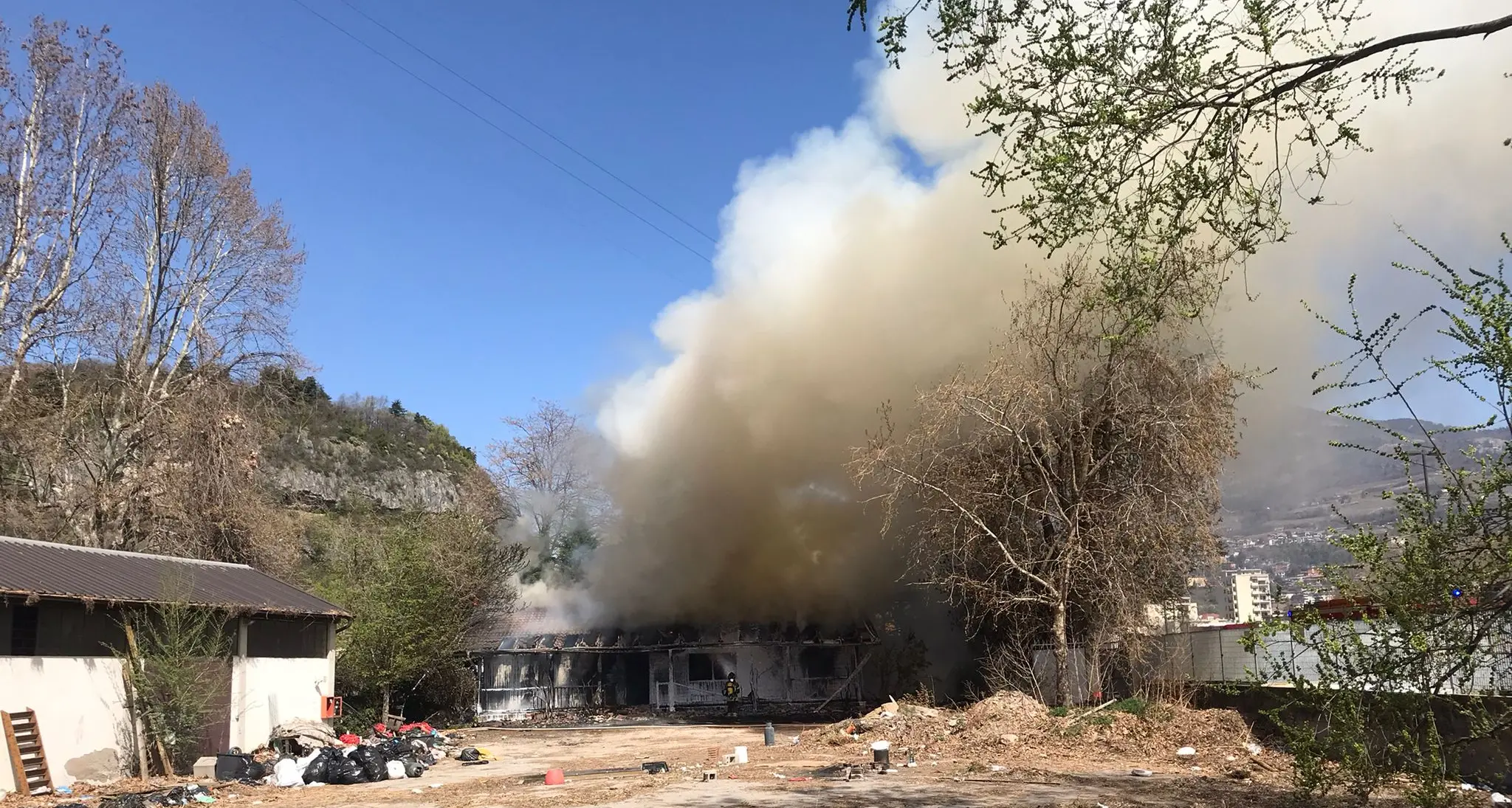 Incendio a Piedicastello, a fuoco una tettoia nel campo nomadi