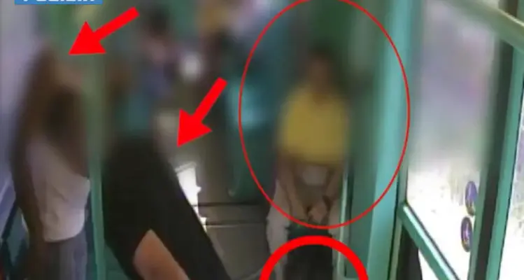 Picchiano un ipovedente sul tram per rapinarlo: la polizia li arresta