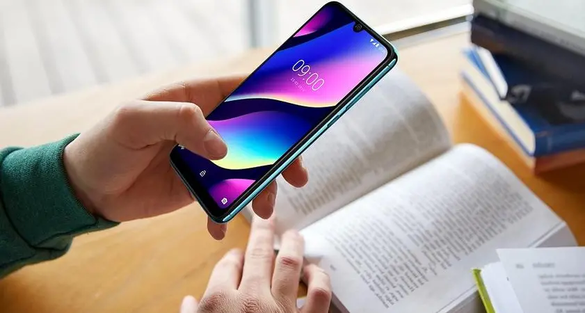 Cellulare sequestrato a scuola, la preside: “Il padre è partito in quarta, minacciando subito la causa”