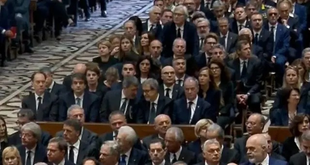 Berlusconi: in Duomo inizia il funerale di Stato