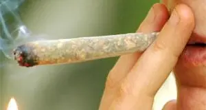 Cede hashish durante la lezione, il professore “inguaia” lo studente 16enne
