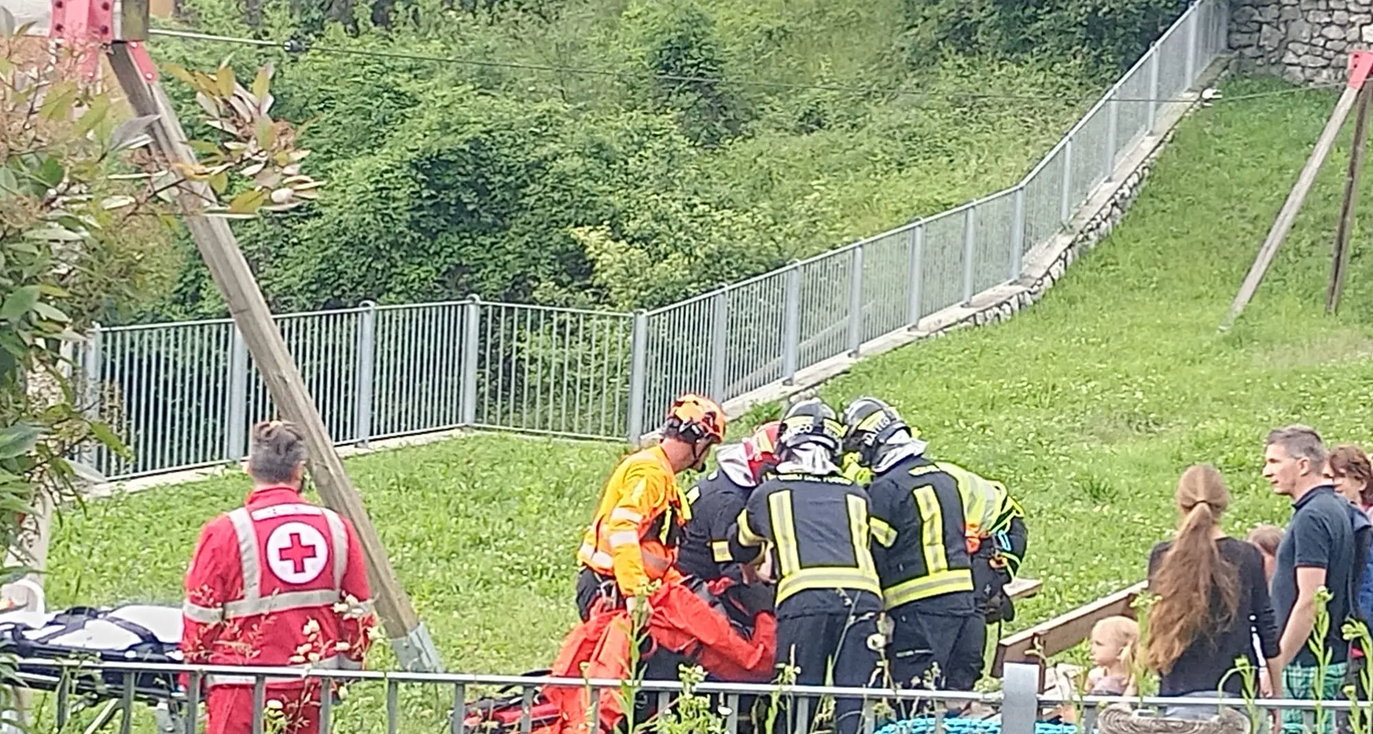 Incidente al parco giochi di Villa del Monte, bambina di 8 anni portata in elicottero al Santa Chiara