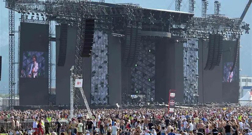 Il palco di Vasco resta a Trento, ma tonnellate di luci e audio smontate in una notte: martedì il live a Milano – VIDEO