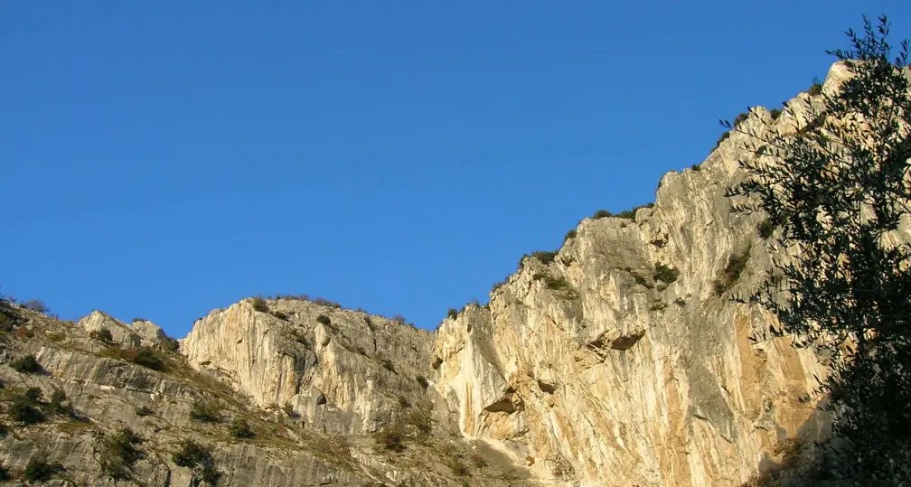 Arco, riaperta la ferrata dei Colodri (con un cambio di tracciato): ora è meno esposta al rischio di caduta sassi