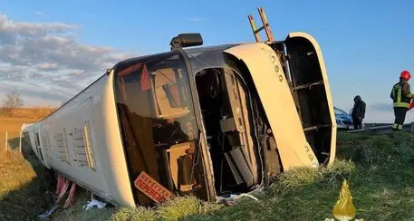 Si ribalta un bus con ucraini sulla A14, morta una persona