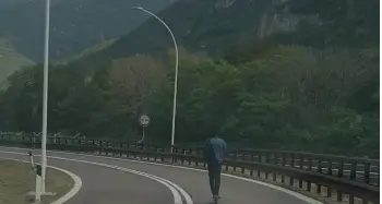 Imbocca l'A22 in contromano, in monopattino e guardando il cellulare, incredibile ad Ala-Avio