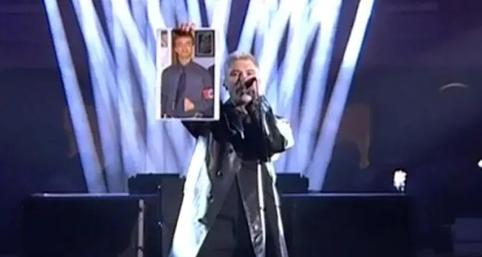Il freestyle politico di Fedez a Sanremo: «Con Rosa Chemical scoppia la lite, forse meglio il viceministro vestito da Hitler»