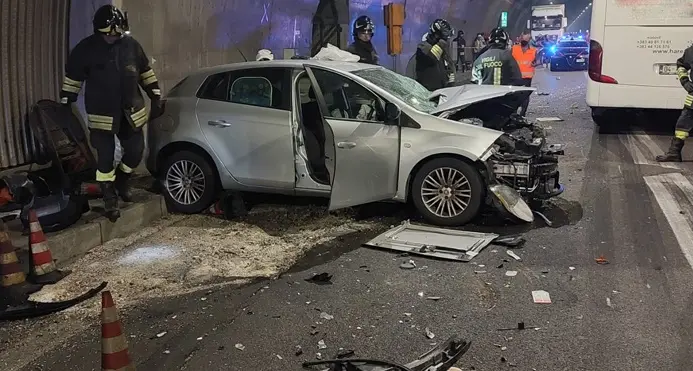 Paura nella galleria di Arsié, violento scontro frontale fra un’auto e un pullman, tre feriti