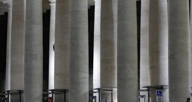 Ratzinger: 40 mila fedeli a San Pietro fino alle 14
