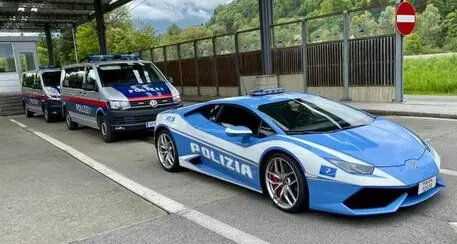 I poliziotti austriaci con il furgone Volkswagen incontrano la Lamborghini della Stradale italiana: «Sognare è consentito»