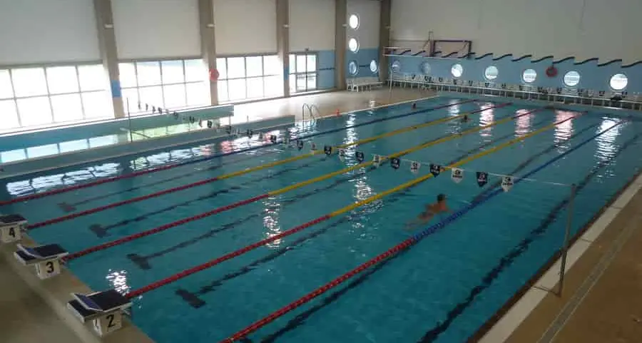Baci all'atleta minorenne? Non fu violenza sessuale, pienamente assolto il coach di nuoto, «il fatto non sussiste»