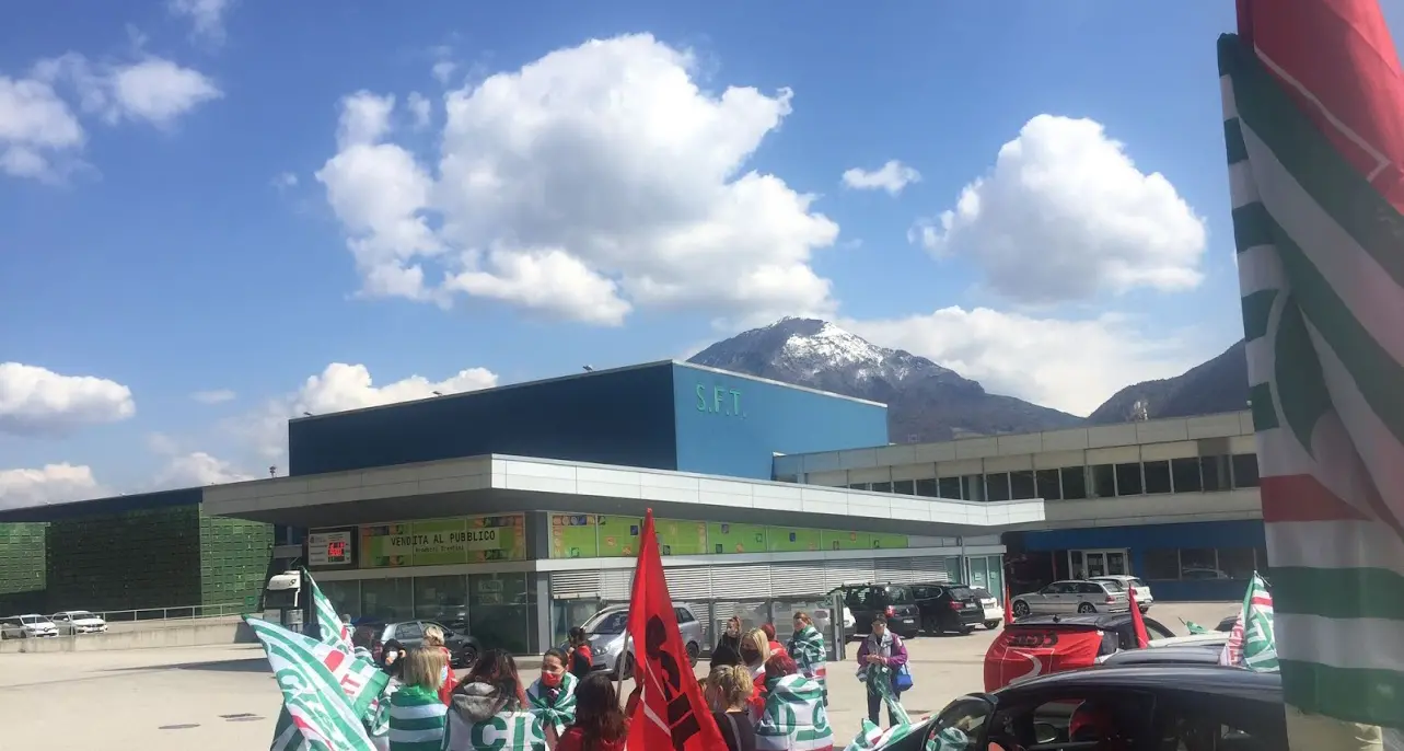SFT, si cerca la mediazione, ma la cooperativa toglie dai cancelli le bandiere del sindacato